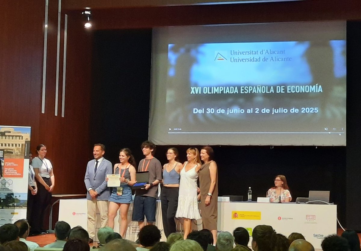 Enhorabuena a Eloy García de <a href="/IesPinarOficial/">IES Pinar de la Rubia. Valladolid</a> con medalla de Bronce 🥉 en la XVI Olimpiada Española de Economía celebrada en Alicante👏👏
En julio irá a la Olimpiada Internacional de Economía celebrada en Azerbaiyán representando a 🇪🇸
<a href="/BlogAmpa/">AMPA Pinar de la Rubia</a> <a href="/economicas_uva/">Económicas UVa</a> <a href="/OlimpiadaEconom/">Olimpiada 🇪🇸 Economía</a>