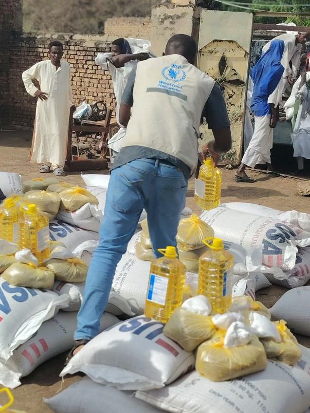WFP_Sudan's tweet image. They fled the conflict. Now they’re finding their way back home.
This week, WFP is delivering food to 120,000 people in Sennar, helping families returning after displacement take their first steps toward rebuilding.
Scenes from the ground 👇
