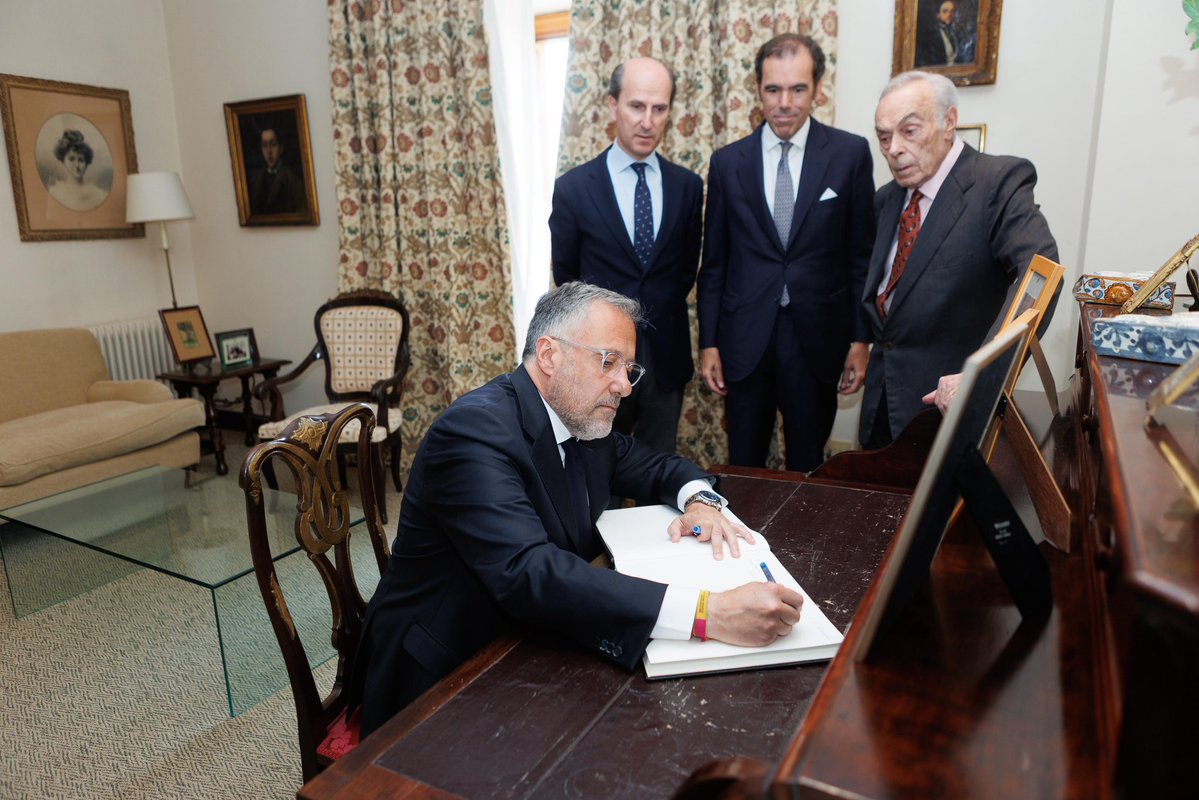 Cortes de Castilla y León (@cortes_cyl) on Twitter photo El presidente de las Cortes y de la Fundación de Castilla y León (<a href="/FundacionDeCyL/">Fundación de Castilla y León</a>), Carlos Pollán (<a href="/CarlosPollan/">Carlos Pollán Fernández</a>), y el presidente de la Fundación Duques de Soria, Rafael Benjumea, junto al presidente de Honor, Carlos Zurita, han firmado esta mañana en el Convento de la Merced un El presidente de las Cortes y de la Fundación de Castilla y León (<a href="/FundacionDeCyL/">Fundación de Castilla y León</a>), Carlos Pollán (<a href="/CarlosPollan/">Carlos Pollán Fernández</a>), y el presidente de la Fundación Duques de Soria, Rafael Benjumea, junto al presidente de Honor, Carlos Zurita, han firmado esta mañana en el Convento de la Merced un