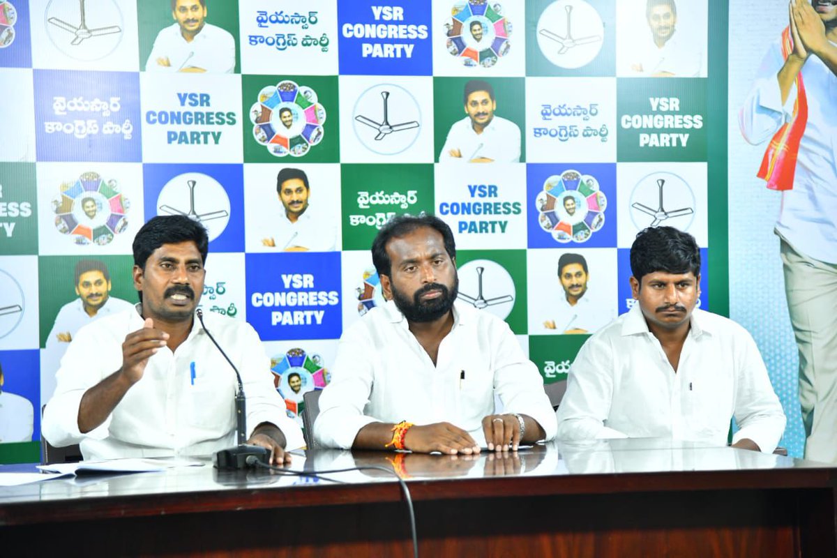 YSRStudentUnion's tweet photo. - యువ వైద్యులపై కూటమి సర్కార్ అరాచకం
- పర్మినెంట్ రిజిస్ట్రేషన్‌ అడిగినందుకు అక్రమ అరెస్ట్.
- 13 నెలలుగా యువ వైద్యుల భవిష్యత్‌తో చెలగాటం.
-వైయస్ఆర్‌సీపీ విద్యార్ది విభాగం అధ్యక్షుడు పానుగంటి చైతన్య, వర్కింగ్ ప్రెసిడెంట్ ఏ.రవిచంద్ర ఆగ్రహం.
#Ysrstudentunion
#Ysrcongresspartyparty https://t.co/I3rd7r4gYM
