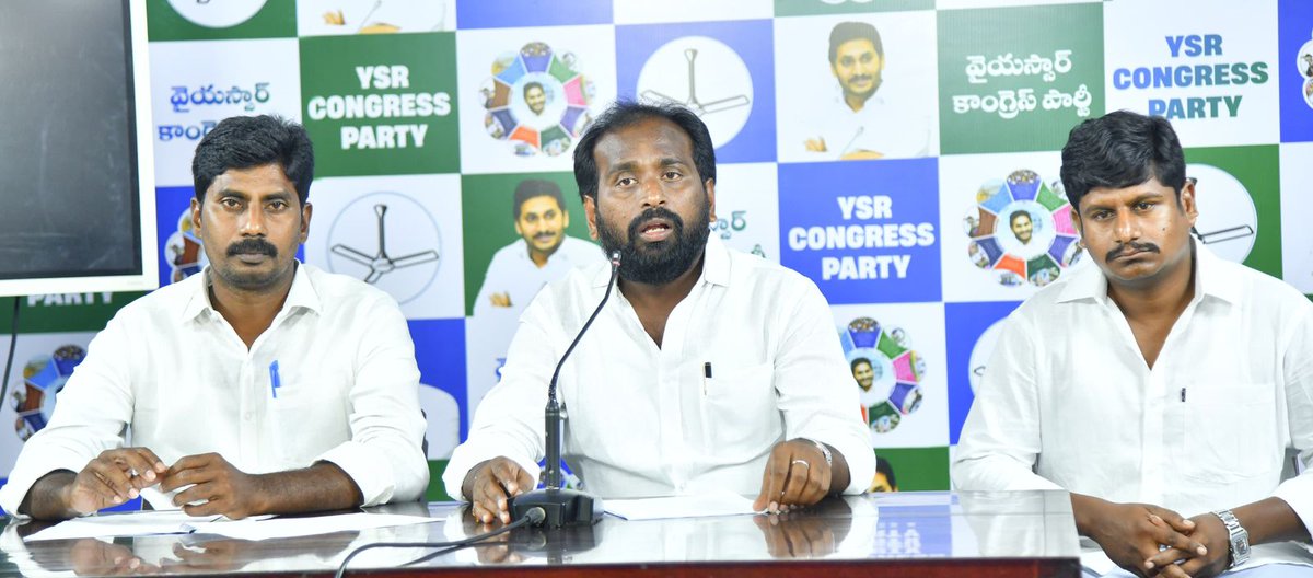 YSRStudentUnion's tweet photo. - యువ వైద్యులపై కూటమి సర్కార్ అరాచకం
- పర్మినెంట్ రిజిస్ట్రేషన్‌ అడిగినందుకు అక్రమ అరెస్ట్.
- 13 నెలలుగా యువ వైద్యుల భవిష్యత్‌తో చెలగాటం.
-వైయస్ఆర్‌సీపీ విద్యార్ది విభాగం అధ్యక్షుడు పానుగంటి చైతన్య, వర్కింగ్ ప్రెసిడెంట్ ఏ.రవిచంద్ర ఆగ్రహం.
#Ysrstudentunion
#Ysrcongresspartyparty https://t.co/I3rd7r4gYM
