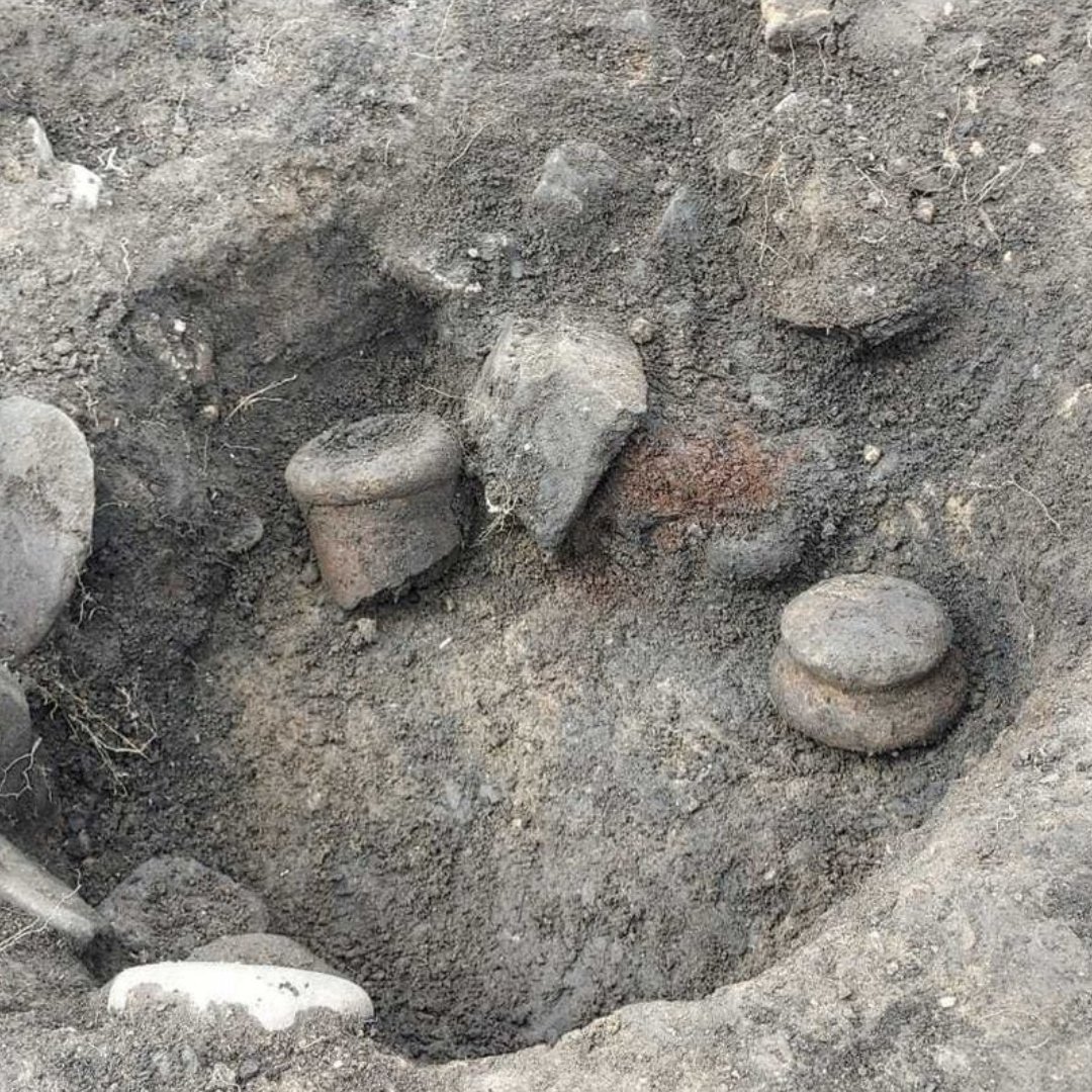 Irish Heritage News (@heritage_irish) on Twitter photo In case you missed this exciting news story: An intact #Roman pot – believed to be the "first ever" found in Ireland – was recovered in May on Drumanagh headland, Co. #Dublin. It's been sent to <a href="/NMIreland/">National Museum of Ireland</a> for conservation. #IrishArchaeology Full story
👉irishheritagenews.ie/first-intact-r… In case you missed this exciting news story: An intact #Roman pot – believed to be the "first ever" found in Ireland – was recovered in May on Drumanagh headland, Co. #Dublin. It's been sent to <a href="/NMIreland/">National Museum of Ireland</a> for conservation. #IrishArchaeology Full story
👉irishheritagenews.ie/first-intact-r…