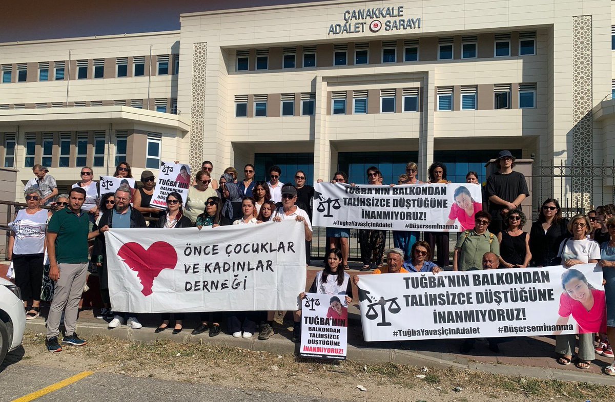muhsinbabaygt's tweet image. 248 gündür şu soru sorulmadı:
Tanık baş aşağı balıklama atlar gibi düştüğünü gördüğünü söylüyor. Sanık olarak sen elleri ellerimden kaydı diyorsun. Nasıl 180 derece ters ve bir daha ters dönüyor?
Bina önü kamera görüntülerinde bizde benzer bir pozisyonu izledik. Bir soru…