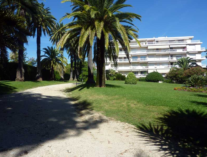 This blog asks where was the Villa Warden in Nice?  It was at 21 Chemin de Fabron, later 21 Avenue Fabron.  It was owned by John B. Warden (1865-1928). Became U.S. consulate for French language training in 1950s.  Apartments built there 1965.   blog.library.si.edu/blog/2013/10/3…