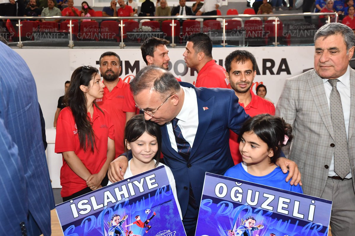Büyükşehir Belediyesi ve Gençlik ve Spor İl Müdürlüğü iş birliğinde hayata geçirilen Spor Okulları, Valimiz Kemal Çeber ve il protokolünün katılımıyla açıldı. 🎉

Yaz tatilini verimli, sağlıklı ve eğlenceli bir şekilde değerlendirmek isteyen çocuklar ve gençlerimiz için