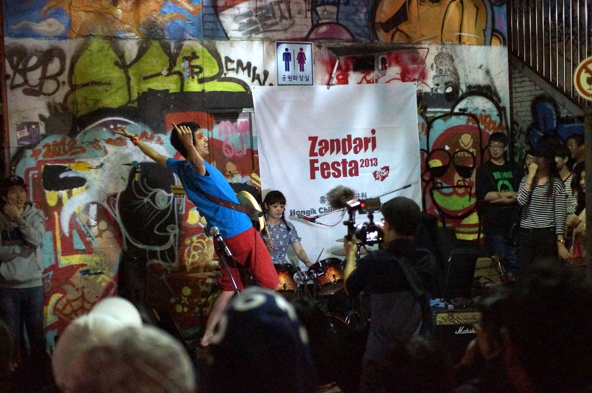 ZandariFesta's tweet photo. 📸 𝗭𝗔𝗡𝗗𝗔𝗥𝗜 𝗙𝗘𝗦𝗧𝗔: 𝟐𝟎𝟏𝟐-𝟐𝟎𝟐𝟓, 𝟏𝟑년 간의 이야기

지난 13년 동안 잔다리페스타는 수많은 색과 소리를 품어왔습니다.

서로 다른 사람과 문화, 그리고 이야기들이 홍대 골목에 모여

'다양성'이라는 이름의 큰 무대를 만들어냈죠.

당신의 기억 속 잔다리는 어떤 모습인가요? https://t.co/QgmZj1etoV