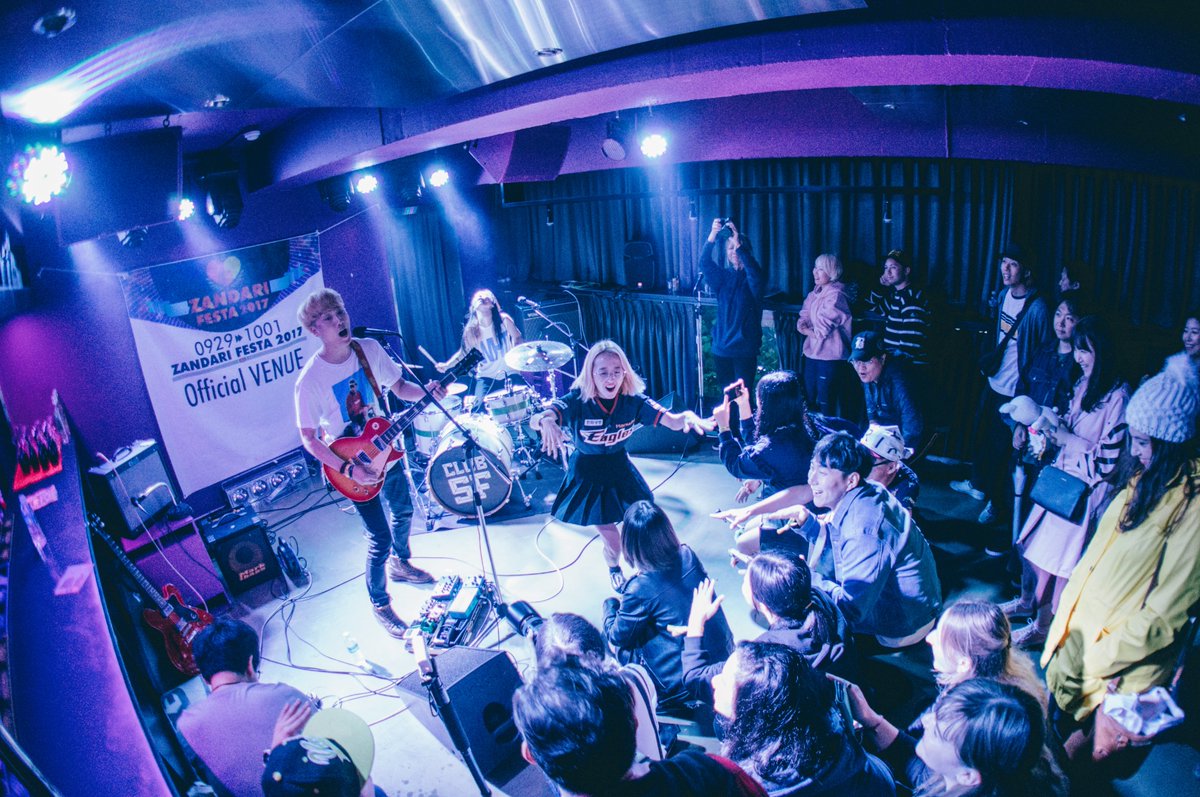 ZandariFesta's tweet photo. 📸 𝗭𝗔𝗡𝗗𝗔𝗥𝗜 𝗙𝗘𝗦𝗧𝗔: 𝟐𝟎𝟏𝟐-𝟐𝟎𝟐𝟓, 𝟏𝟑년 간의 이야기

지난 13년 동안 잔다리페스타는 수많은 색과 소리를 품어왔습니다.

서로 다른 사람과 문화, 그리고 이야기들이 홍대 골목에 모여

'다양성'이라는 이름의 큰 무대를 만들어냈죠.

당신의 기억 속 잔다리는 어떤 모습인가요? https://t.co/QgmZj1etoV