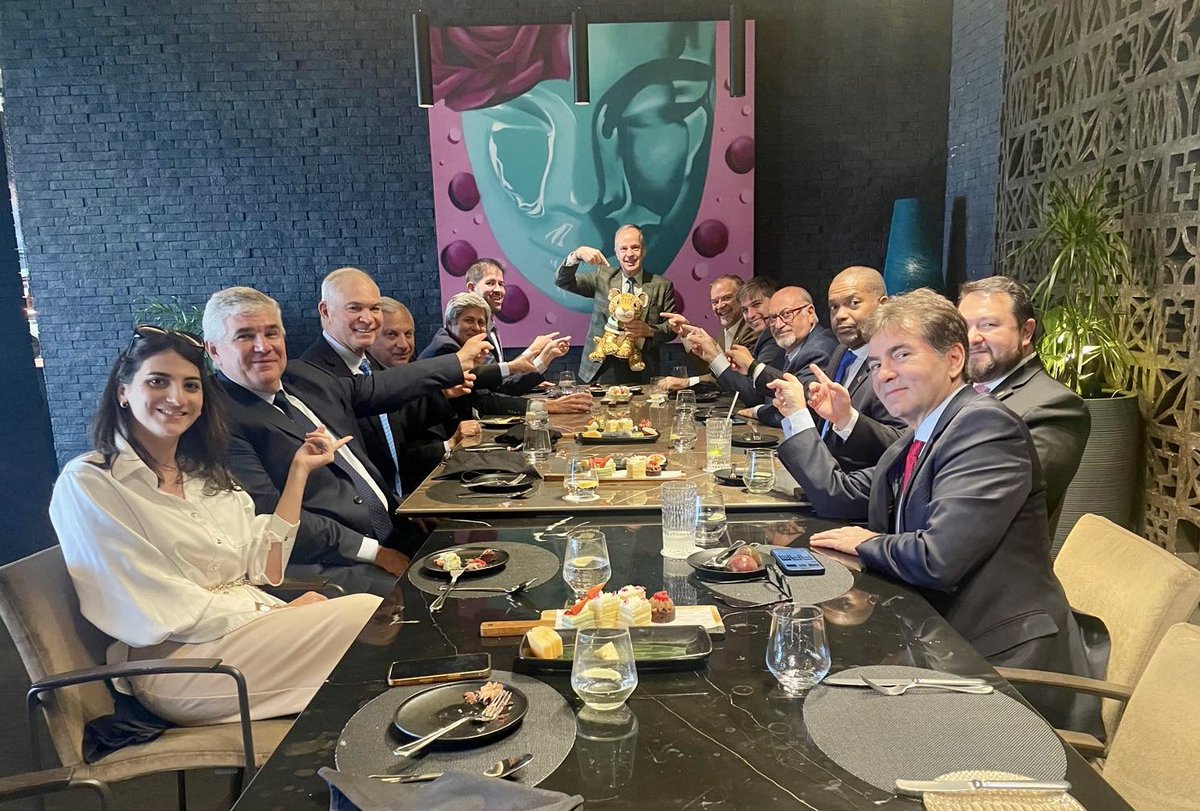 En el #50Aniv de relaciones México-Qatar🇲🇽🇶🇦 #Temayin siguió su gira como original diplomático del GRULAC 🐆🌎

Hoy compartió mesa con embajadores latinoamericanos y del Caribe. Todos, maravillados, escucharon historias del #TrenMaya🚂💭

#TemayinPorElMundo #DiplomaciaTuristicaMX