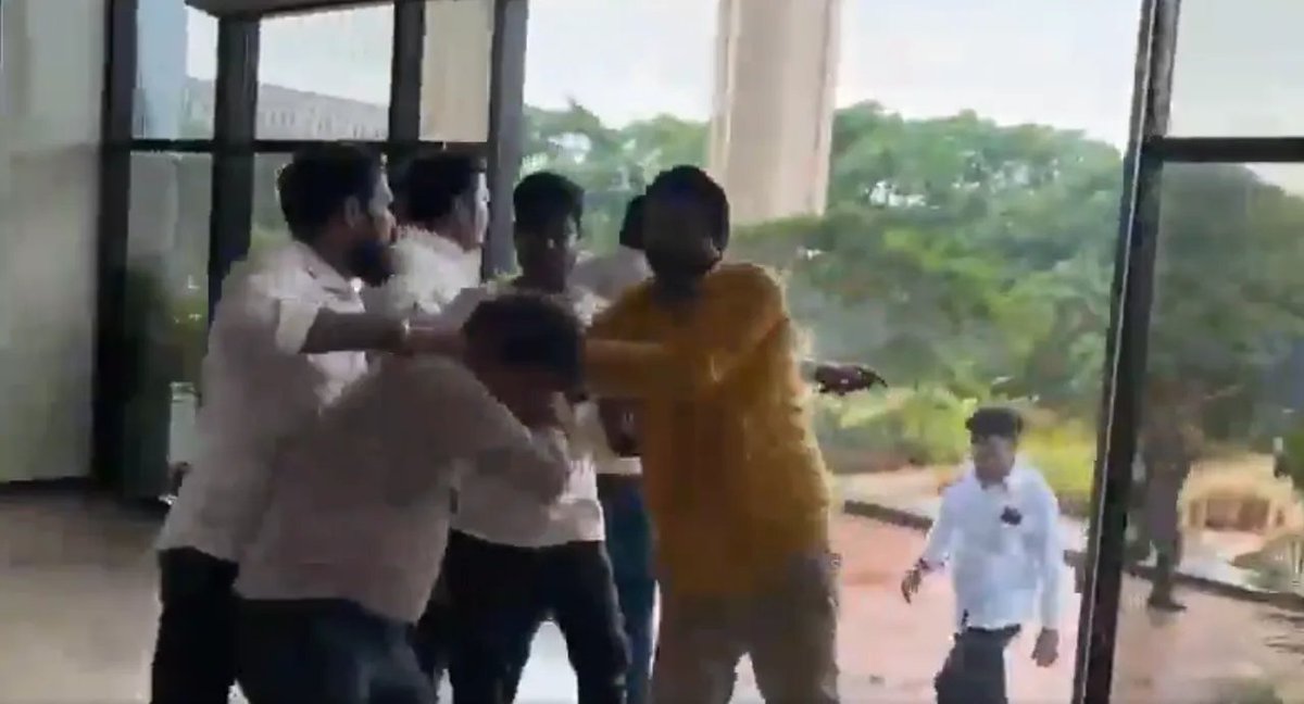 OrissaPOSTLive's tweet image. Several senior Odisha govt officials go on mass leave across districts to protest an alleged assault on an on-duty colleague.

The stir by OAS &amp;amp; ORS officers has disrupted administrative work in many areas. 

#Odisha #OAS #ORS #OfficersProtest