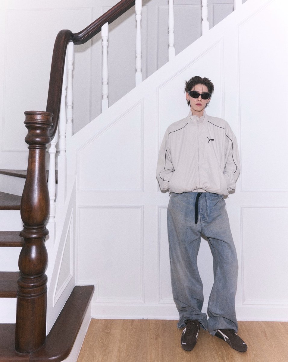 Kazzmagazine's tweet photo. 'พีพี กฤษฏ์ อำนวยเดชกร' #PPKritt แบรนด์แอมบาสเดอร์คนสำคัญของ Balenciaga ในโททัลลุคจากคอลเล็กชัน 'Balenciaga | PUMA' โดยพีพีสวมใส่รองเท้า Speedcat Suede และแจ็คเก็ตแทร็คสูท 

#Balenciaga 
#KAZZMAGAZINE https://t.co/jLW6kbYeyO