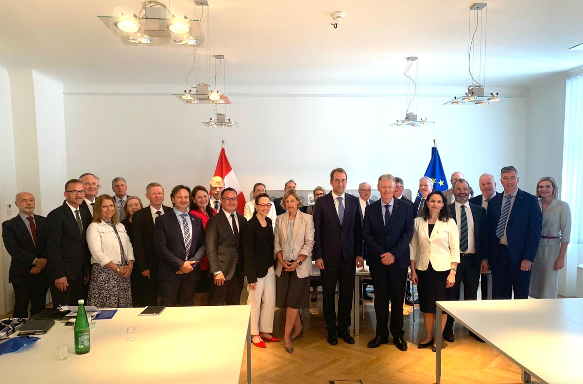 AusAmbVIE's tweet image. Delighted to welcome to Vienna last week an impressive delegation of almost 30 🇦🇺 business leaders with @EurAusBiz 💼🤝demonstrating the potential for deepening the 🇦🇺 🇦🇹 trade and investment relationship, cooperating on R&D and innovation📚🔬, & realising an #AusEUFTA 🇪🇺
