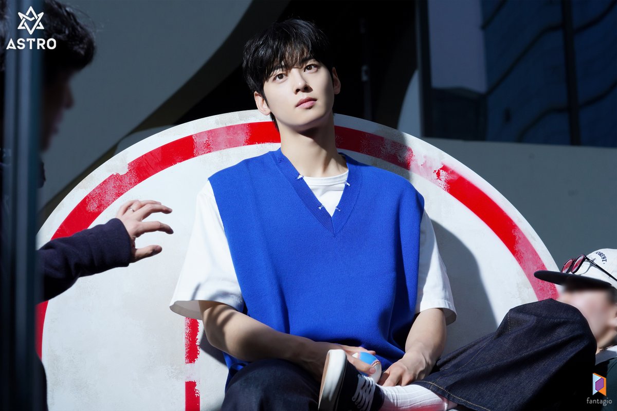 CHAEUNWOO_offcl's tweet photo. [#차은우][비하인드컷] 신한은행 촬영 현장

#아스트로 #ASTRO #CHAEUNWOO
#신한은행 #Shinhanbank https://t.co/WT4ksDvNUF