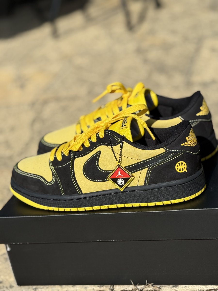 MalumeRichie's tweet image. I buy sneakers faster than I wear them😮‍💨🤌🏾🤌🏾🤌🏾