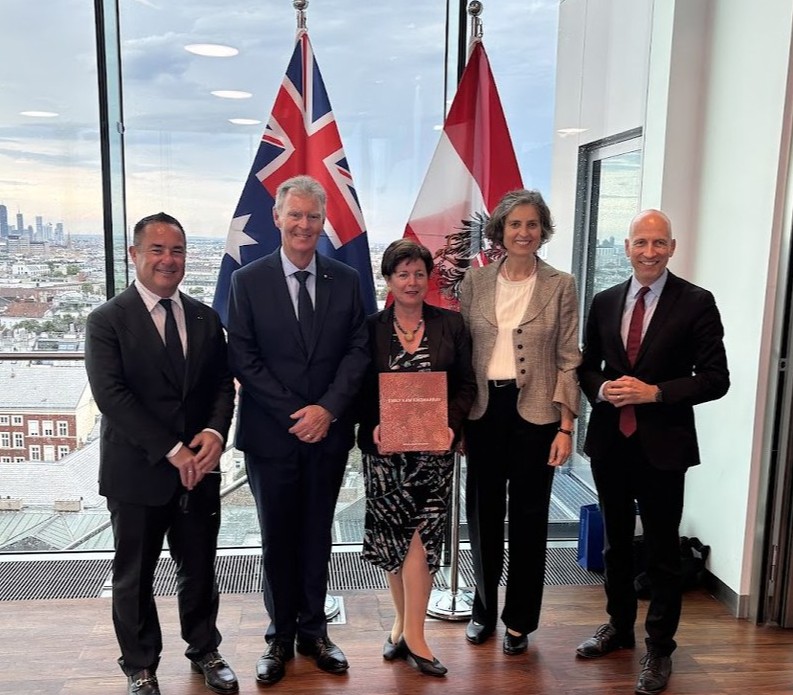 AusAmbVIE's tweet image. Delighted to welcome to Vienna last week an impressive delegation of almost 30 🇦🇺 business leaders with @EurAusBiz 💼🤝demonstrating the potential for deepening the 🇦🇺 🇦🇹 trade and investment relationship, cooperating on R&D and innovation📚🔬, & realising an #AusEUFTA 🇪🇺
