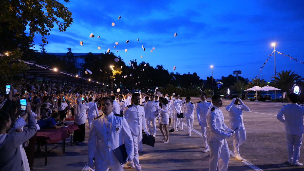 🐝⚓🎓 İTÜ Denizcilik Fakültemizin mezuniyet töreninde, genç mühendislerimizin yeni bir ufka yelken açmalarının heyecanını yaşadık. 1909'dan bu yana Türkiye'nin denizcilik alanında en köklü eğitim yuvalarından biri olan fakültemizin mezunlarını mavi vatanın geleceğine uğurladık.