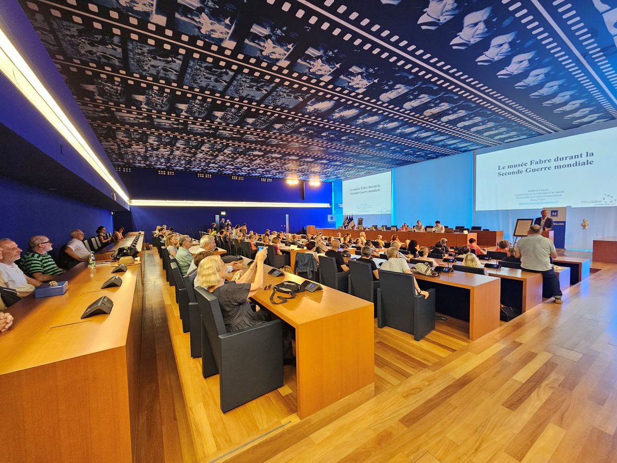 Lundi 30 juin, le maire <a href="/MDelafosse/">Michaël Delafosse</a> a remercié les donateurs d'archives qui ont participé à la collecte 39/45.
📖La réception a été suivie par la présentation du Bulletin historique 44 dans la salle du conseil municipal.
© DR