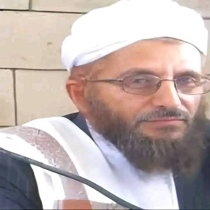 Abdlgni_AZubidi's tweet photo. #وقفة_وعي 
الشيخ محمد الإمام أحد أبناء محافظة ريمة  وأحد مشايخ السلفيين المعروفين على مستوى اليمن  لم ينحني للمال ولا للتهديد ولا للضغوط الخارجية رجل عرف بثباته على الحق واستقلالية موقفه يعمل في معبر وله دار لتحفيظ القرآن الكريم دار خالية من التحريض خالية من التضليل  دار تعلّم القرآن لا سياسة الملوك ولا فتاوى البلاط

ورغم محاولات البعض جره إلى مستنقعات الفتنة ظل الشيخ محمد الإمام ثابتا على مبدأه الوطني حين تواصل معه من يدعون أنهم علماء أهل السنة من اليمن والسعودية يطلبون منه أن يفتي ضد #أنصا_ر_الله فكان رده حاسما

لماذا لا تفتون أنتم ضد الشيعة في السعودية
فبهت الذين ظلموا من علماء السوء 

وقالها بوضوح #أنصا_ر_الله إخواننا ولا بيننا وبينهم شيء أنتم والسعودية وعلماء البلاط من تعملون على تمزيق الأمة وتشويه الدين

وعندما ألم به المرض قبل نحو عامين وجه السيد عبدا-لملك بجلب فريق طبي من خارج اليمن لعلاجه وتمت معالجته على نفقة السيد شخصيا في مشهد إنساني وأخلاقي قل نظيره في زمن كثر فيه التآمر وقلت فيه المروءة

دار الشيخ الإمام محفوظة بحراسة رسمية من #أنصا_ر_الله ومع ذلك لم يعلّق شعار ا_لصر-خة على أبواب داره احتراما له ولطلابه ولم يفرض عليه موقف أو رأي

هذه هي أخلاق #أ_نصا_ر_الله من يترفعون عن الاستفزاز ويقدمون الأخلاق على كل شيء والصدق على المصلحة 

وفي كل عدو-ان أمر-يكي على اليمن يخرج الشيخ محمد الإمام ليدين ويستنكر العدو-ان بكل وضوح وكان له موقف مشرف في صلاة الجنازة على شهد-ا-ء البحر الأحمر وكذلك موقف ضد المعتدين ليثبت أن الحق لا يعرف التحزب وأن الكرامة لا تشترى بالمال 

تحية للشيخ محمد الإمام ولكل عالم حرّ شريف لا يباع ولا يشترى وتحية لرجال الله #أنصا_ر_الله الذين صمدوا في وجه أعتى طواغيت الأرض
وكانوا كما عهدناهم أوفياء لله صادقين مع الشعب  نبلاء في المواقف 

#الشيخ_محمد_الحداد