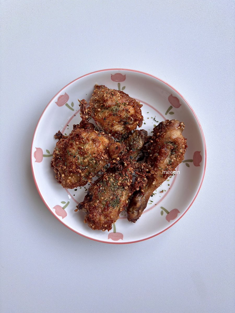 meecin_'s tweet photo. Luv banget ayam goreng ketumbar buatanku sendiri. 🥺🫶🍗✨ https://t.co/cewWcYrf7r