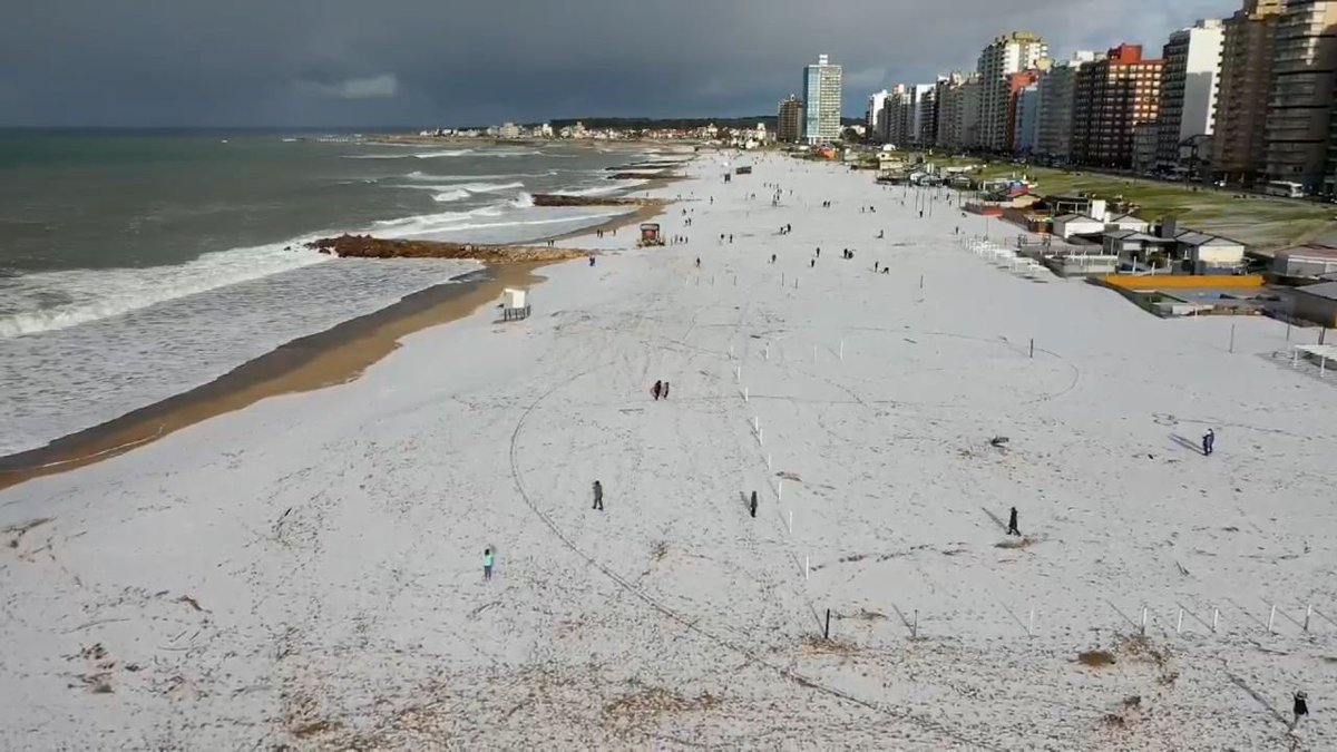 AlertaMundoNews's tweet photo. 🇦🇷 | LO ÚLTIMO: Intensa ola de frío polar se extiende por Argentina y se prevén temperaturas de hasta -15°C.

Las autoridades emitieron una alerta para Buenos Aires, mientras la nieve cubrió playas y ciudades balnearias de esa provincia, un fenómeno que no se registraba desde 2013.