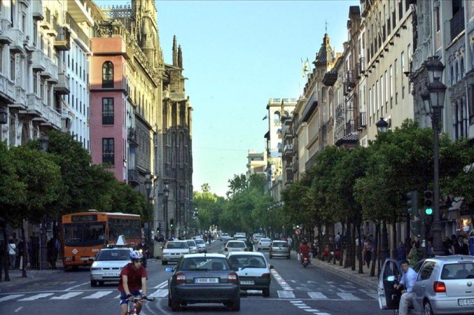 SevillaInsolita's tweet photo. Avenida de la Constitución, antes de su peatonalización.

Año 2005. https://t.co/qMyYbQDayk