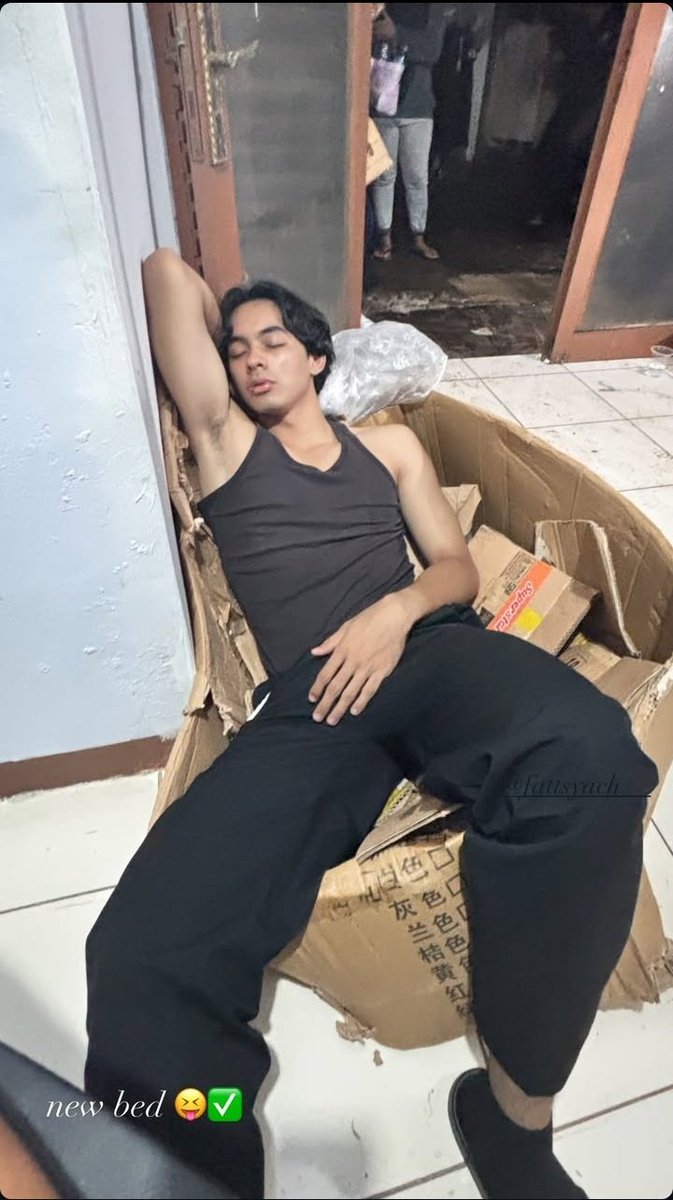 piary's tweet photo. kelihatan capek banget ya, fatt ?? sampe tidur di kardus ๐ฅบ mending tidur di pangkuanku, eh. ๐
DEMI FATTZAR FATTROSE
#215DaysWithFZ
#AsmaraGenZSolid215 https://t.co/GgjpAM64j8
