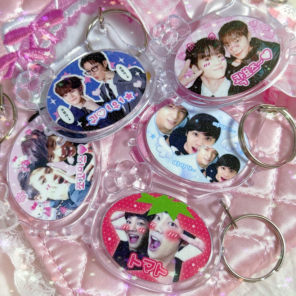Light_Sun_ji's tweet photo. :¨·.·¨:
 `·. ʜɪɢʜʟɪɢʜᴛ [ʀɪᴅᴇ ᴏʀ ᴅɪᴇ] 나눔 ★°*ﾟ

✩ 하이라이트 유닛 프리쿠라 키링
✩ 멤버 유닛 랜덤 12종 중 1개, 총 25set
✩ 7/13 막콘
✩ 인증: RT (팔로우 자유)
✩ 시간, 장소 추후 타래 공지

6월 작업 이슈로 이제야 올리지만
많이 받으러 와주세요🩷

#HIGHLIGHT #하이라이트 https://t.co/kecjH6Pxxl