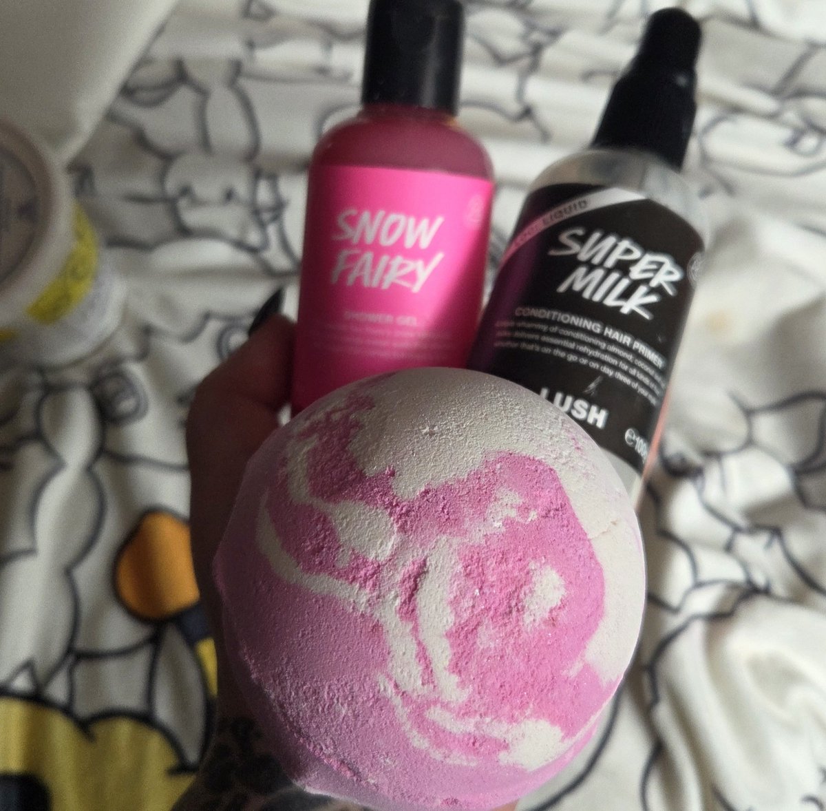 🍋Citrusy yet sweet🍭
✨️Introducing Super Fairy✨️
🧚‍♀️Snow Fairy x Super Milk🥛

Two of my favourite Lush scents combined into one 🖤
Shop the collection below⬇️

friends.lush.com/s/mollyzxgames

[#AD] 
#friendsoflush #lushcosmetics
