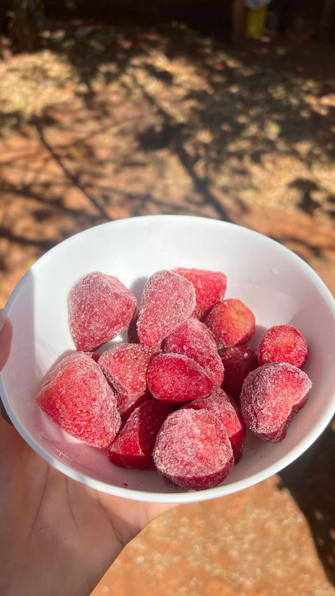 Короче в жаркий день порежьте фрукты и поставьте в морозильник я ем уже второй день и это как сладкий лёд. Только режьте персик заранее а киви вообще можно очистить палочку вставить и все. Клубника и виноград мои фавориты пока