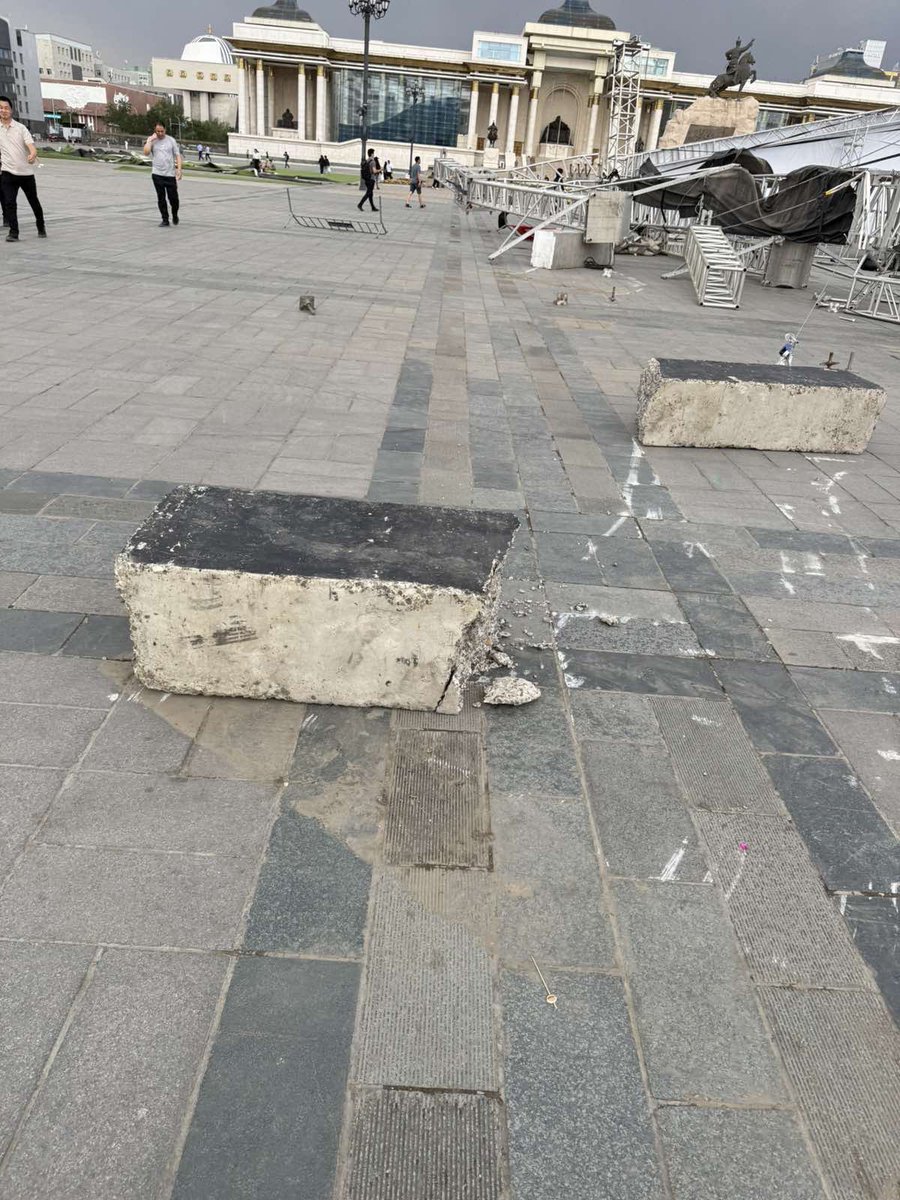 Суурийн бэхэлгээ нь ингэж хугарсан байшдээ. Аюултай шуурчээ