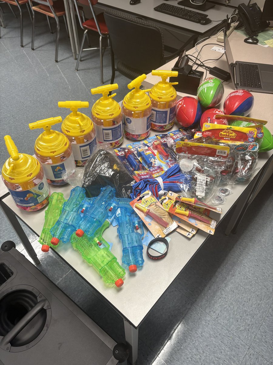 CoachMHendricks's tweet image. Special thanks to Botto’s Italian Line in Swedesboro for sponsoring the Youth Football 🏈 Camp with prizes.
👍 Chef Enrico‼️
Awesome 👏 supporter of all things Kingsway Football