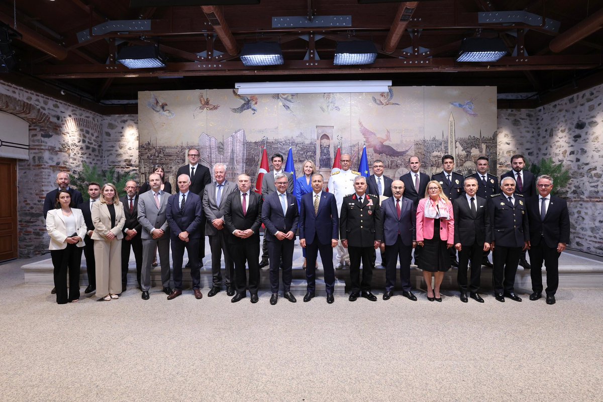 Sayın Bakanımız Ali Yerlikaya ile Türkiye AB Göç ve Güvenlik Yüksek Düzeyli Diyaloğu 3. Toplantısına katılım sağladık.

📍 İstanbul