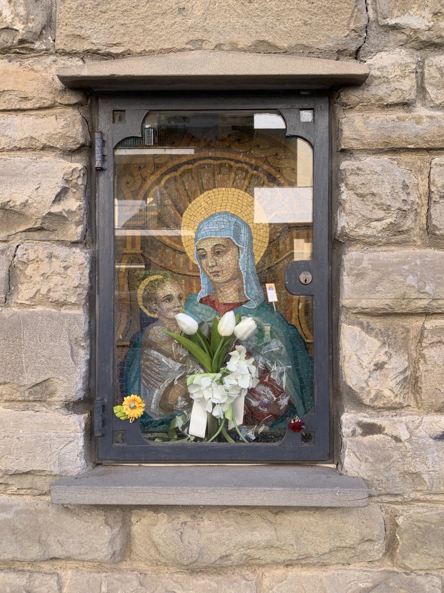 Strade di periferia, preghiere furtive di pellegrini urbani, nella fretta  quotidiana sempre in cerca di Dio.
Ave Maria, gratia plena.