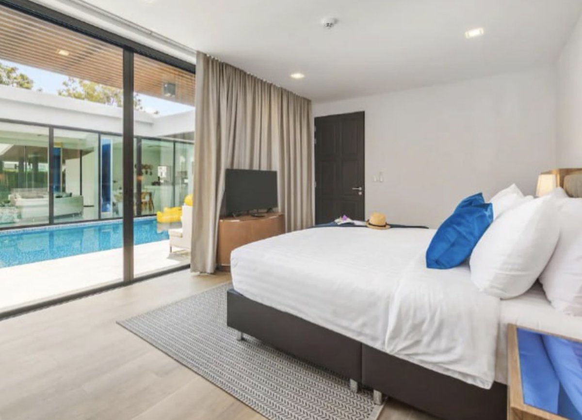 저희 커플이랑 여름 휴가 함께하실 부커 있으신가요~?🩵 
파타야 풀빌라 사진이고 방3개 욕실 3개입니당
날짜는 8/1-4정도 생각하고 있어요😊
숙소는 저희가 제공할게요 비행기만 하시면 됩니다아😘