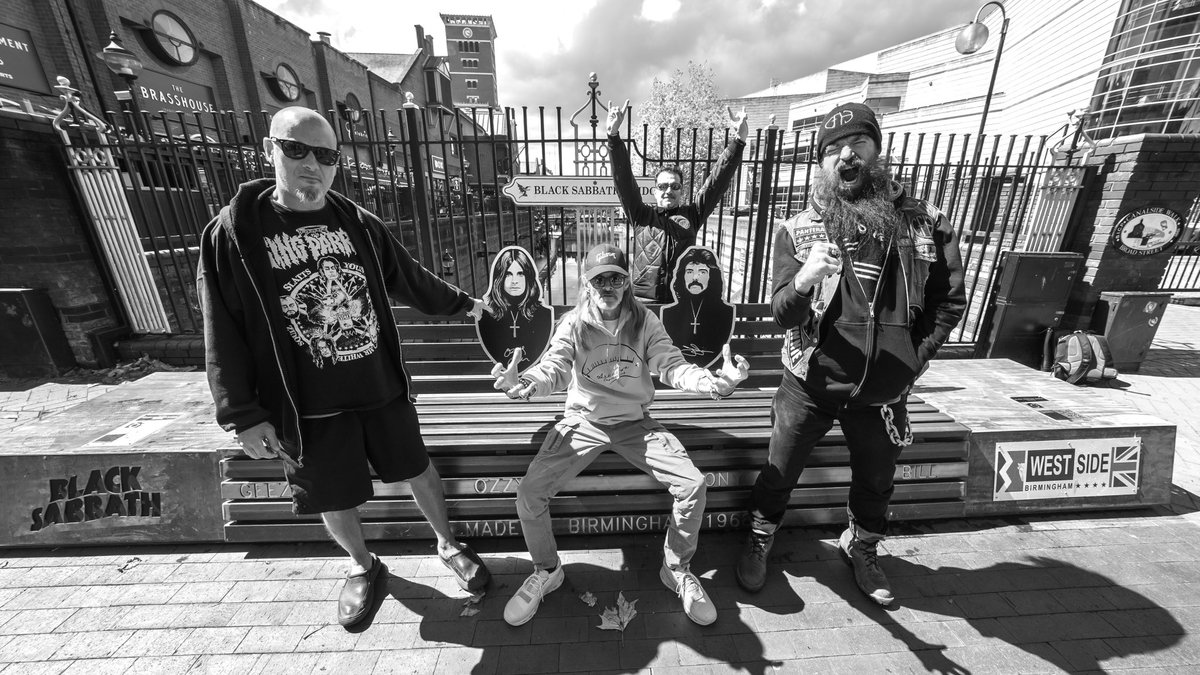 Pantera's tweet image. We are just a few days out from #backtothebeginning
We are honored to be playing this monumental show with @BlackSabbath Who’s coming out to the show?
For those of you who can’t be there, get your ticket to watch the stream at Backtothebeginning.com
📷: @metaldavemedia