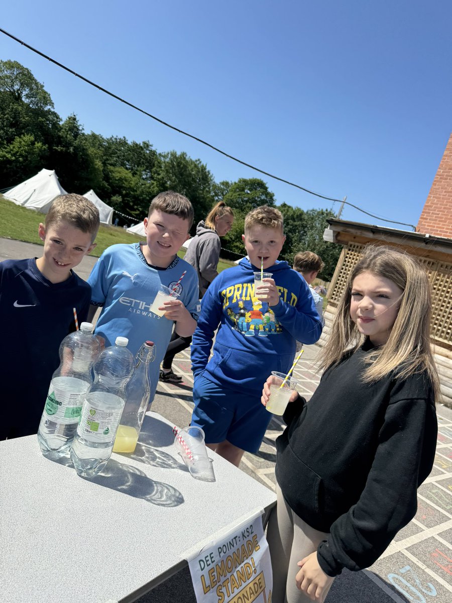 DeePointOberon's tweet photo. A very long line of children at our lemonade stand at break time! Great effort from all and £45 raised for #cash4kids ! Well done Oberon! 💙 @DeePointPrimary https://t.co/v7I2VxiAWP