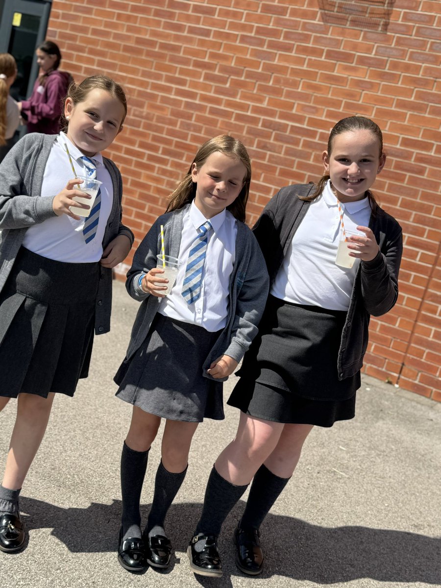DeePointOberon's tweet photo. A very long line of children at our lemonade stand at break time! Great effort from all and £45 raised for #cash4kids ! Well done Oberon! 💙 @DeePointPrimary https://t.co/v7I2VxiAWP