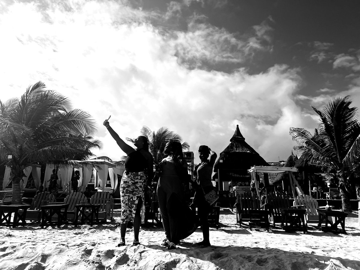 wearelightinc's tweet photo. The brief: Look glam as you take to the beach.

Did we deliver?

We were outside this weekend, and the people of Light had the maximum time.

Stay tuned for more highlights.

#LightInc #wearelightinc #beachmoment https://t.co/SbhZJ8dBew