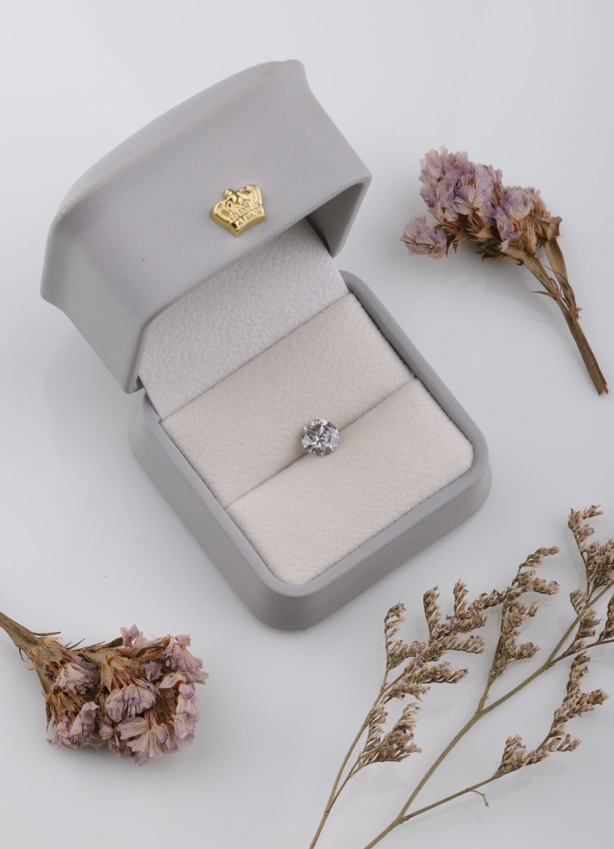 mrsangani31's tweet image. Classic cut, wild heart. 🖤💎
This salt and pepper round brilliant diamond is proof that beauty lies in the imperfections.

Shop Now : etsy.com/listing/164098…

#SaltAndPepperDiamond #RoundBrilliantCut #PerfectlyImperfect #RawElegance #UniqueDiamond #DiamondWithCharacter