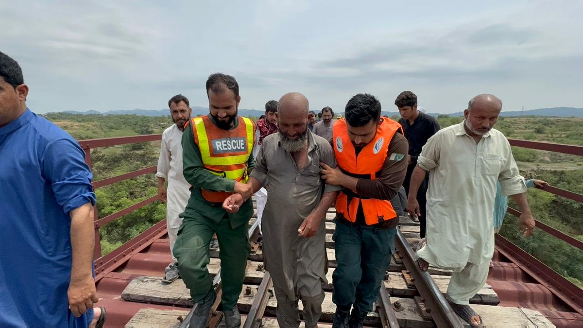 شاباش! 

اٹک کے گاؤں ماڑی کنجور میں 45 سالہ شخص جانور چراتے ہوئے ہرو دریا کے سیلابی ریلے میں پھنس گیا- ریسکیو 1122 کی الرٹ ٹیمیں ڈسٹرکٹ ایمرجینسی آفیسر علی حسین کے زیرِ نگرانی موقع پر پہنچیں اور نہایت مہارت سے سیلابی ریلے میں پھنسے شخص کو بروقت اور بحفاظت نکال لیا۔