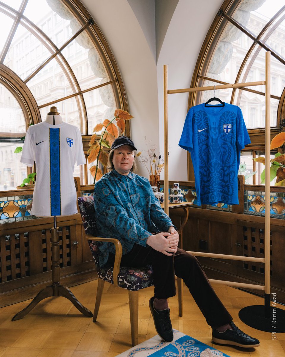 FinBotschaftDe's tweet image. Die Fußball-EM startet heute ⚽ 🏆
Das 🇫🇮 Team @HelmaritFI bestreitet heute ihr erstes Spiel – gegen 🇮🇸. Am 6.7. stehen 🇳🇴 und am 10.7. der Gastgeber 🇨🇭 an. Finnland betritt das Spielfeld in Trikots, die @KlausHaapaniemi entworfen hat.
Viel Glück für die Spiele #Helmarit! 💙