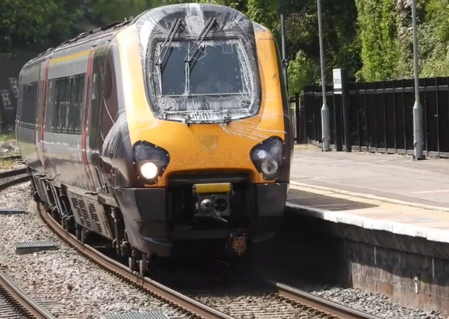 DanSpotter86's tweet image. Heres a shot of the most Dirtiest Front of a Crosscountry Class 220 I've ever seen number 220028 at Cheltenham Spa on 09/05/25. #Crosscountry #Voyager #Class220 #Cheltenham #chelnemspa #Gloucestershire