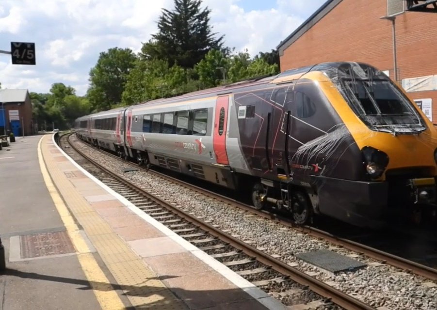 DanSpotter86's tweet image. Heres a shot of the most Dirtiest Front of a Crosscountry Class 220 I've ever seen number 220028 at Cheltenham Spa on 09/05/25. #Crosscountry #Voyager #Class220 #Cheltenham #chelnemspa #Gloucestershire