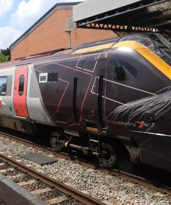 DanSpotter86's tweet image. Heres a shot of the most Dirtiest Front of a Crosscountry Class 220 I've ever seen number 220028 at Cheltenham Spa on 09/05/25. #Crosscountry #Voyager #Class220 #Cheltenham #chelnemspa #Gloucestershire