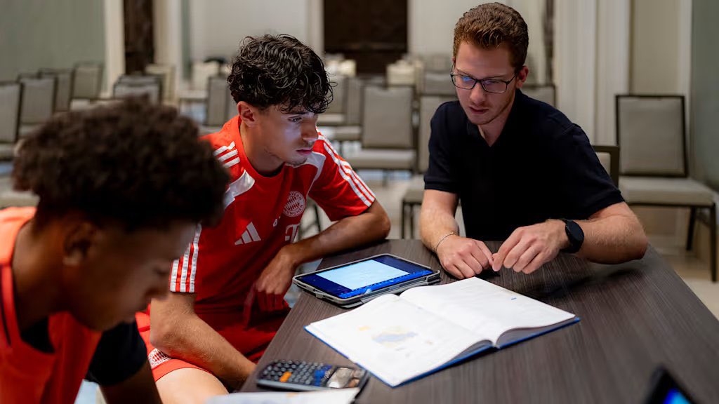 bayern_aktuell_'s tweet image. 📚 Die Nachwuchsspieler David #Santos, Lennart #Karl und Cassiano #Kiala lernen in ihrer Freizeit im Mannschaftscamp. 

Trotz ihrer Teilnahme an der Klub-Weltmeisterschaft setzen sie ihr Studium fort.