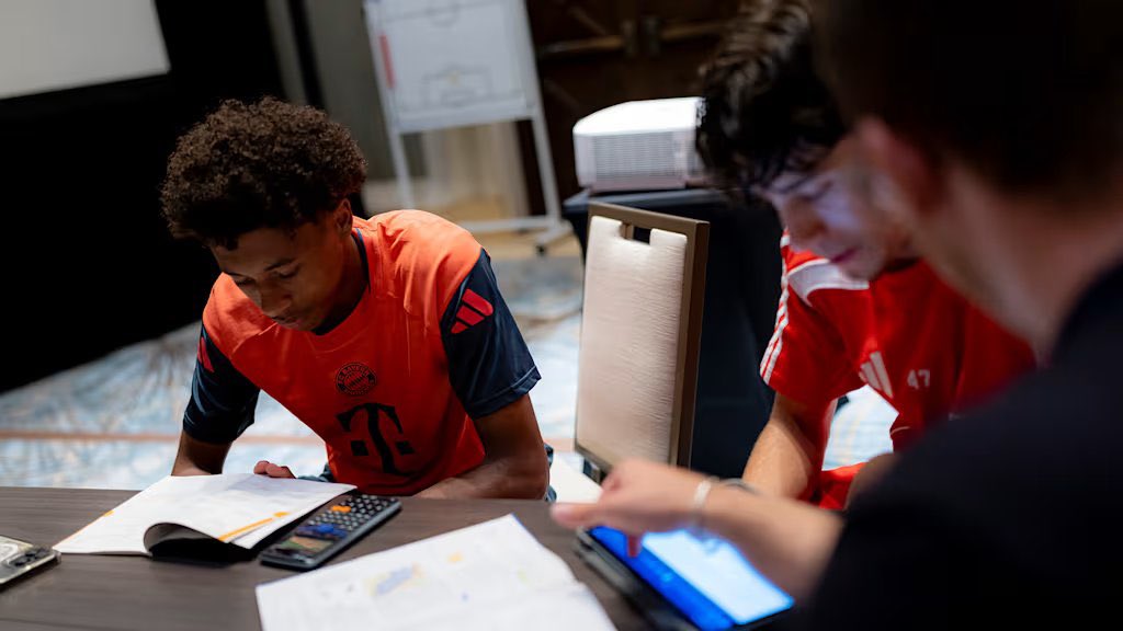 bayern_aktuell_'s tweet image. 📚 Die Nachwuchsspieler David #Santos, Lennart #Karl und Cassiano #Kiala lernen in ihrer Freizeit im Mannschaftscamp. 

Trotz ihrer Teilnahme an der Klub-Weltmeisterschaft setzen sie ihr Studium fort.