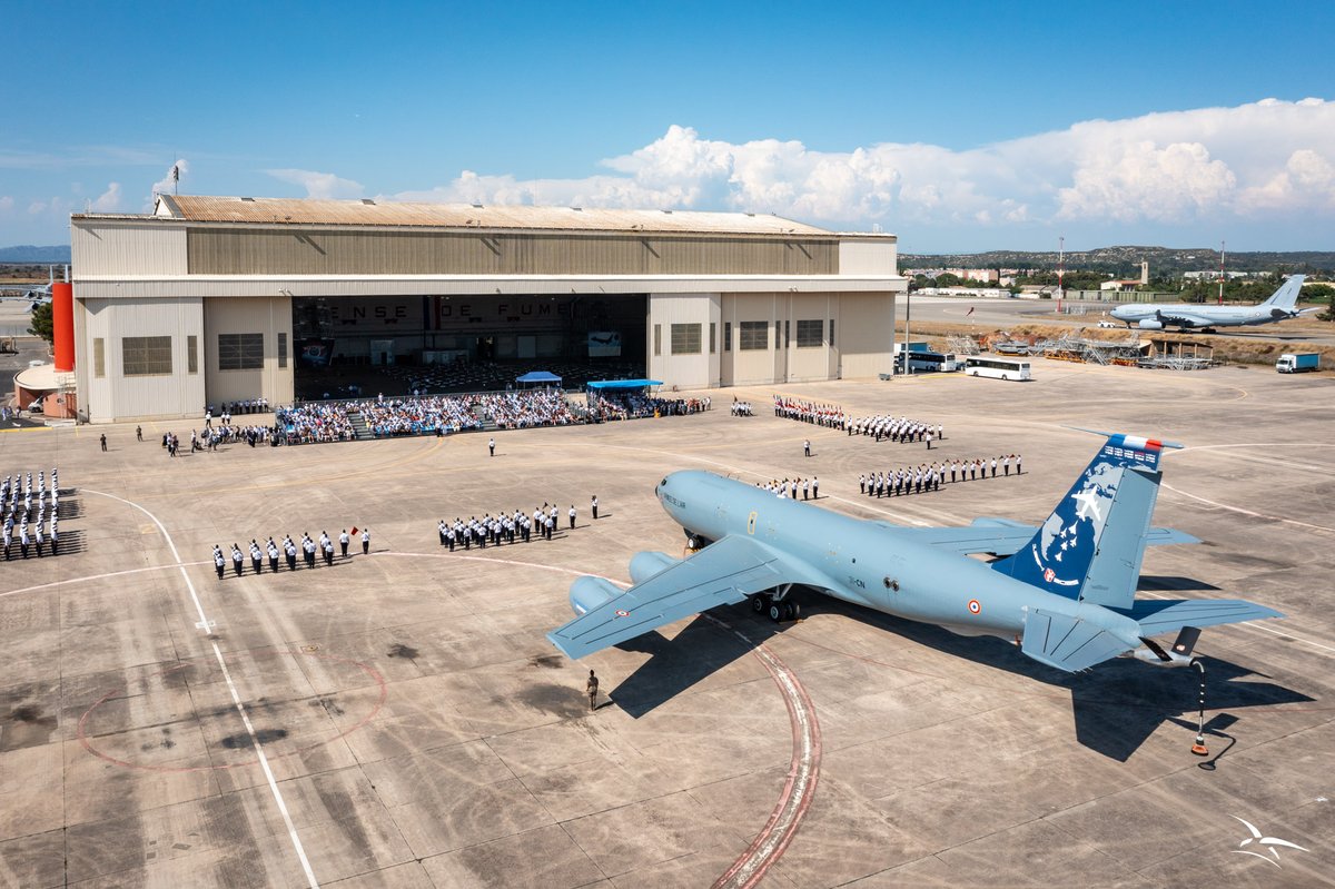 ✈️Dernier envol d'un géant !

Lundi, la cérémonie de retrait de service des trois derniers ravitailleurs KC-135 s’est déroulée à Istres. Après plus de 60 ans de missions de ravitaillement en vol et de dissuasion nucléaire aéroportée, cet avion légendaire tire sa révérence.