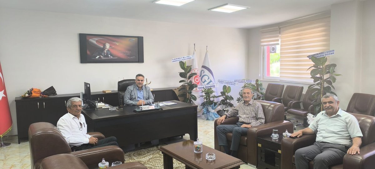 sgkadiyaman's tweet photo. Önceki dönem Gölbaşı belediye başkanımız sayın Yusuf Özdemir, göreve yeni başlayan İl Müdürümüz Sayın Mücahit Çelik'i makamında ziyaret ederek hayırlı olsun dileklerinde bulundular. Nazik ziyaretlerinden dolayı kendilerine teşekkür ederiz. https://t.co/asSW8ARQ54