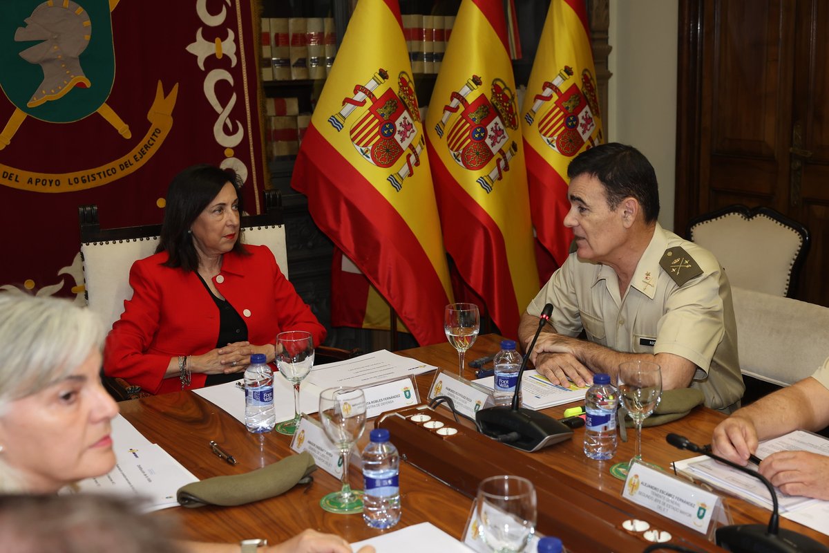 Defensagob's tweet photo. La ministra de Defensa visita la sede del Mando de Apoyo Logístico del @EjercitoTierra #MALE, donde lo ha calificado como una “pieza clave” del sistema de apoyo, fundamental para asegurar que las unidades del Ejército y sus soldados cuenten con todos los recursos necesarios. https://t.co/Tv6tWVghwj