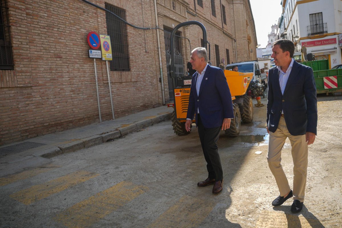 👷🏼‍♀️🔧 Reanudamos las obras en las calles Dueñas y Santa Ángela de la Cruz tras el parón por la Cumbre de la ONU.

🏗️ <a href="/jlsanzalcalde/">José Luis Sanz</a> ha visitado los trabajos, que se iniciaron en abril y, tras 42 semanas de obras, mejorarán el suministro y transformarán esta zona del Casco Antiguo.