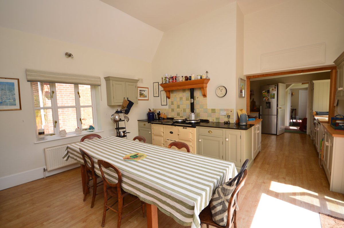 TO LET
📍Earl Soham

A truly exceptional farmhouse with an additional one bedroom annexe located on the outskirts of the rural village of Earl Soham.

Price: £2,950 per calendar month

flickandson.co.uk/property/p-337…